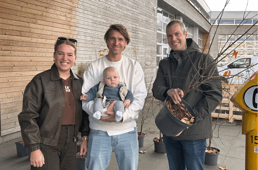 Wethouder Sjoerd Geissler reikt eerste geboorteboom uit aan ouders van een pasgeboren Capellenaartje