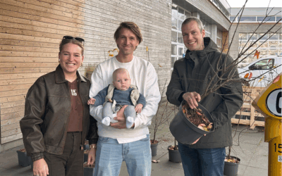 Wethouder Sjoerd Geissler reikt eerste geboorteboom uit aan ouders van een pasgeboren Capellenaartje
