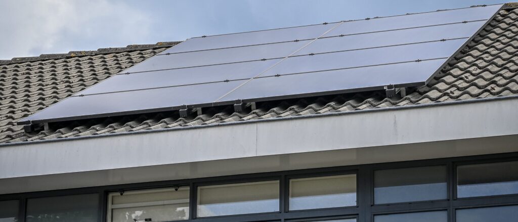 Zonnepanelen op een dak.