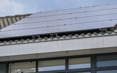 Zonnepanelen op een dak.