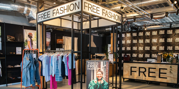 Kledingrekken met logo Free Fashion