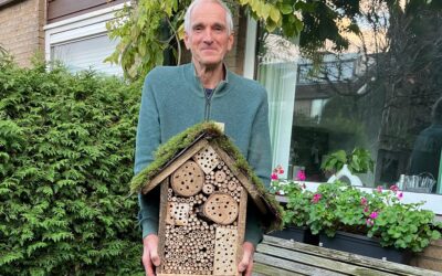 Groenendakenadviseur Bert laat zijn gekregen insectenhotel met groen dak zien