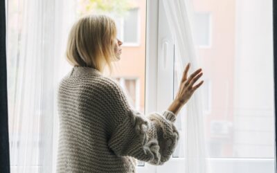 Vrouw staat voor het raam
