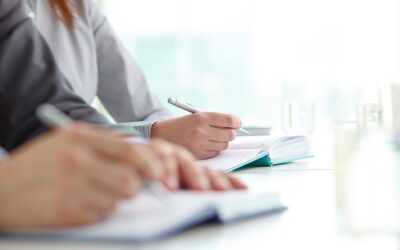 Vergadering, schrijvende handen