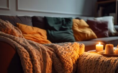 Kussentjes en dekentjes op de bank en kaarsjes aan.