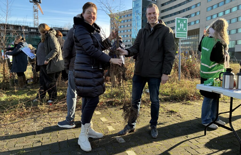Wethouder deelt zaailing uit aan Capellenaar