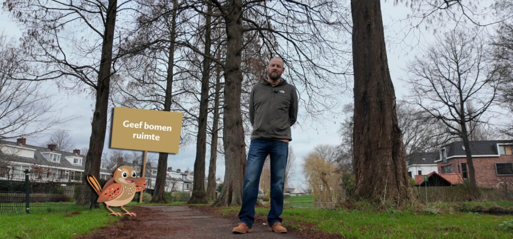 Collega Maurice Biesheuvel tussen bomen in Capelle. Met een vogel die een bord omhoog houdt met de tekst geef bomen ruimte.