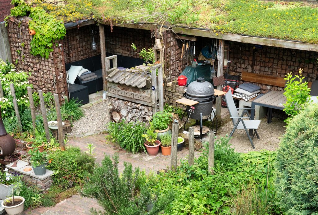 Tuin met veel groen en een groen dak