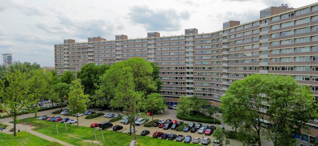 Groot flatgebouw aan het Valeriusrondeel. Dit is een VvE.