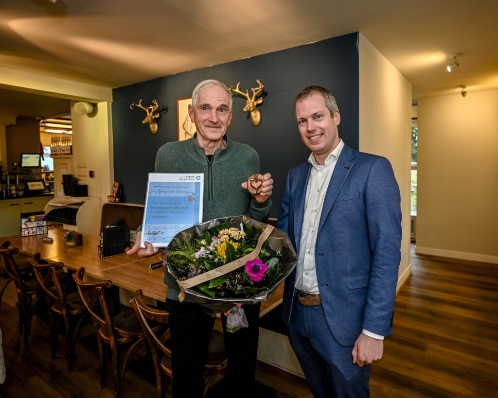 Capellenaar Bert van Trigt krijgt Capels compliment van wethouder Sjoerd Geissler