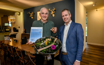 Capellenaar Bert van Trigt krijgt Capels compliment van wethouder Sjoerd Geissler