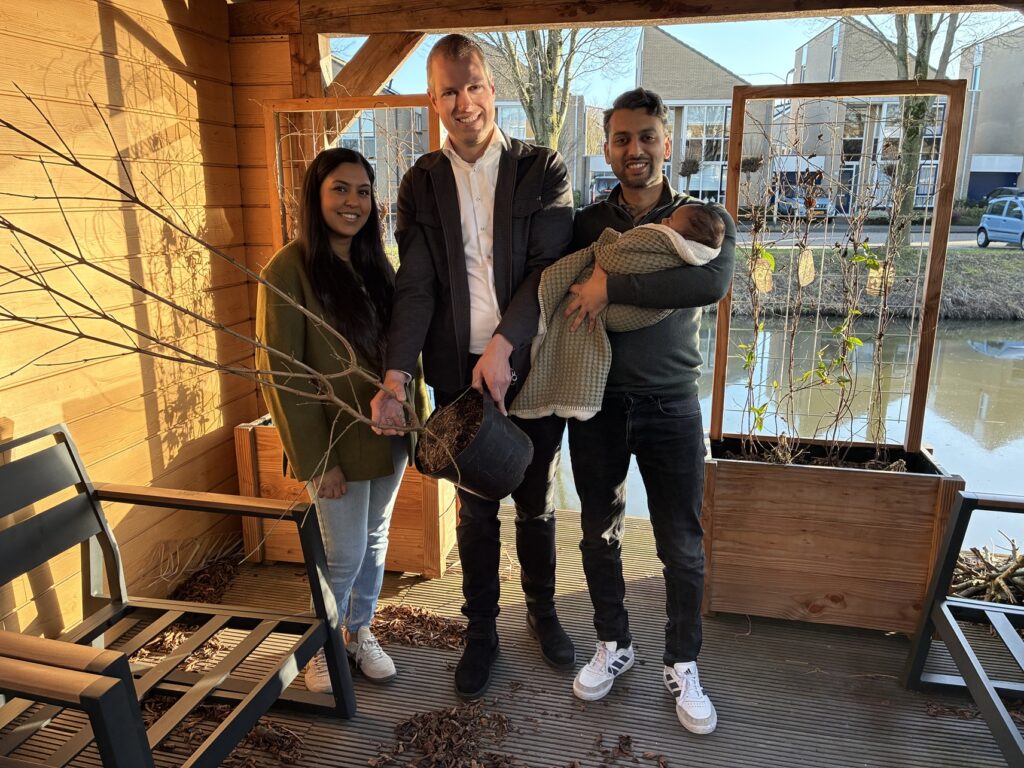 Ouders van een Capellenaartje die een geboortebomen krijgen van wethouder Sjoerd Geissler