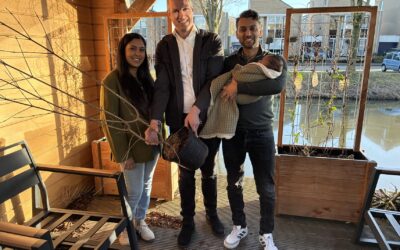 Ouders van een Capellenaartje die een geboortebomen krijgen van wethouder Sjoerd Geissler