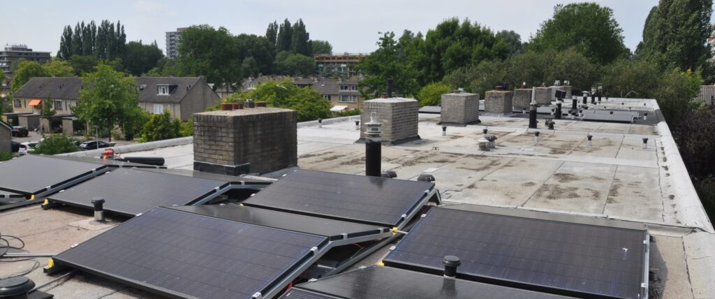 Zonnepanelen op een plat dak.