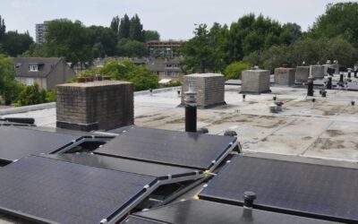 Zonnepanelen op een plat dak.