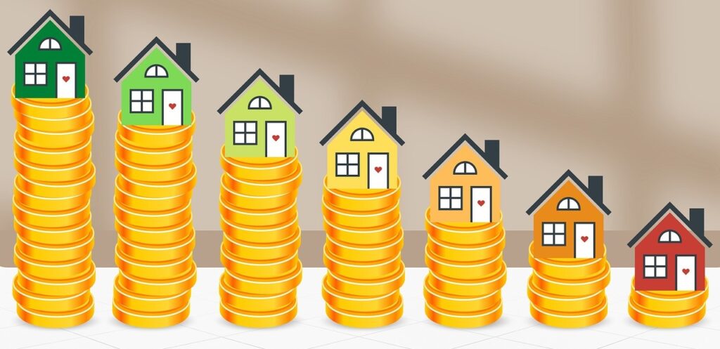 Illustratie van hoe beter je huis geisoleerd is, hoe meer geld je bespaart: op stapeltjes geld staan huisjes. Een groen huisje op de hoogste stapel geld, een rood huisje op een klein stapeltje geld.