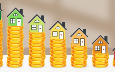 Illustratie van hoe beter je huis geisoleerd is, hoe meer geld je bespaart: op stapeltjes geld staan huisjes. Een groen huisje op de hoogste stapel geld, een rood huisje op een klein stapeltje geld.