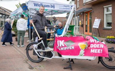 Wethouder Sjoerd Geissler op een bakfiets met een schep in zijn hand
