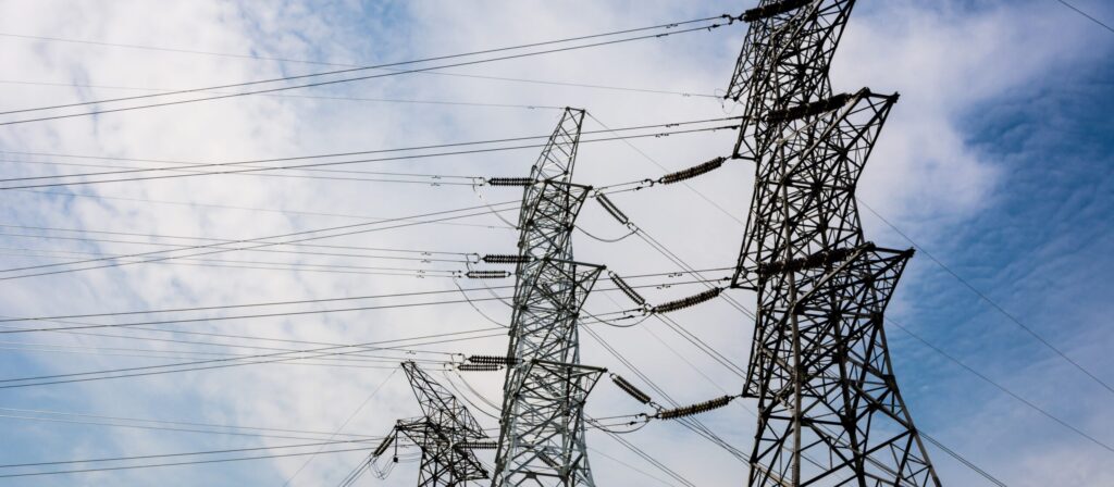 Elektriciteitsmasten met een blauwe lucht.