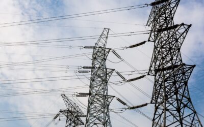 Elektriciteitsmasten met een blauwe lucht.