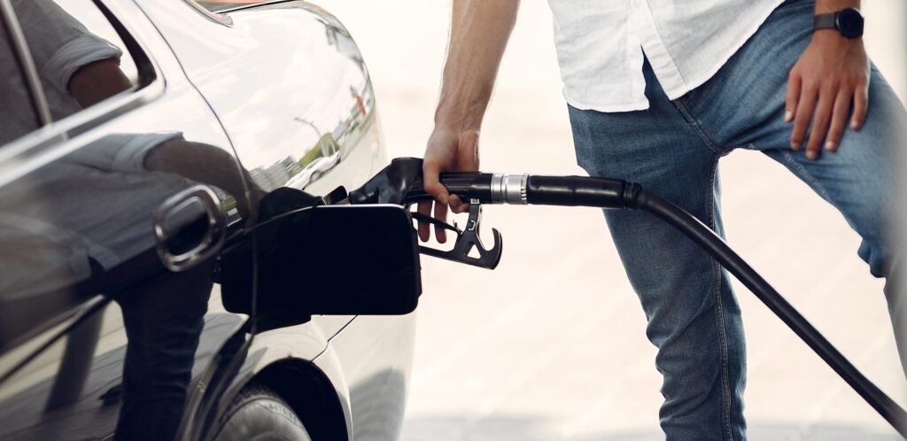 Een man tankt benzine.