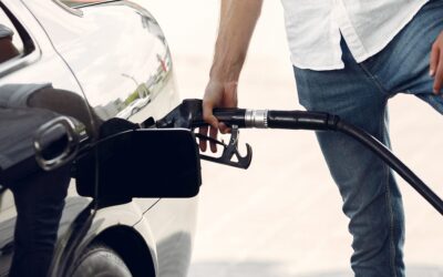 Een man tankt benzine.