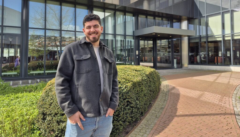 David staat voor het gemeentehuis van Capelle aan den IJssel.