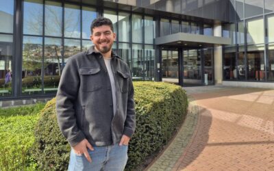 David staat voor het gemeentehuis van Capelle aan den IJssel.