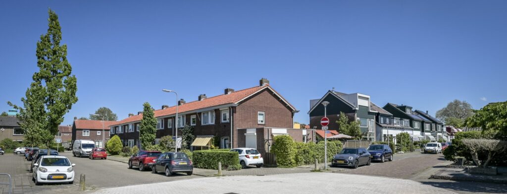 Straatbeeld in Capelle-West met een blauwe lucht en een kruispunt in een woonwijk.