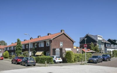 Straatbeeld in Capelle-West met een blauwe lucht en een kruispunt in een woonwijk.