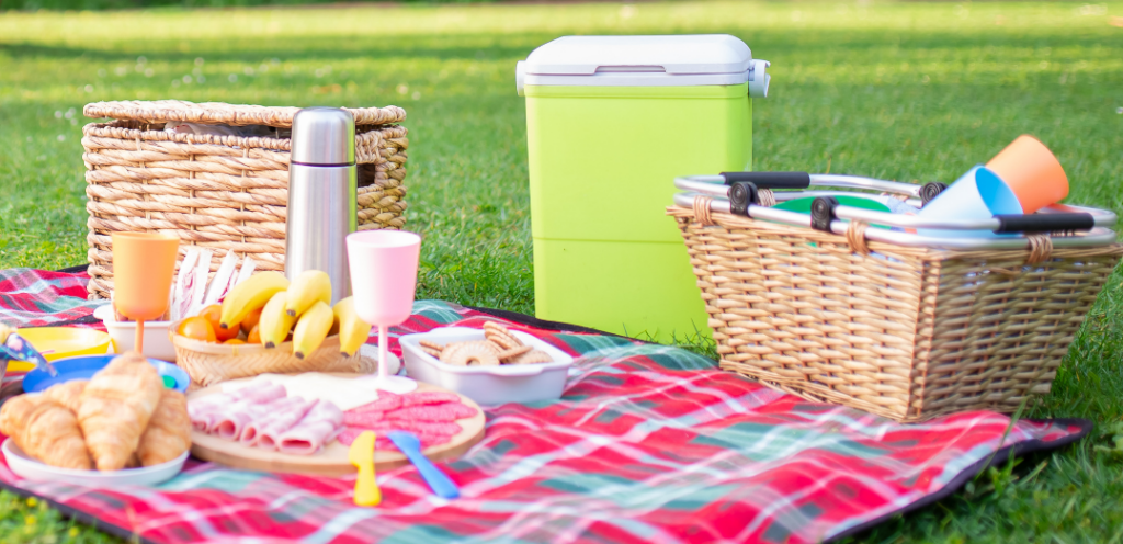 Picknick kleed met koelbox, mand en herbruikbare spullen