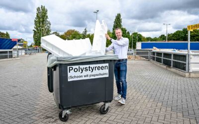 Wethouder Sjoerd Geissler bij de nieuwe inzamelstroom EPS op de Milieustraat. Hij staat met veel piepschuim bij een container.