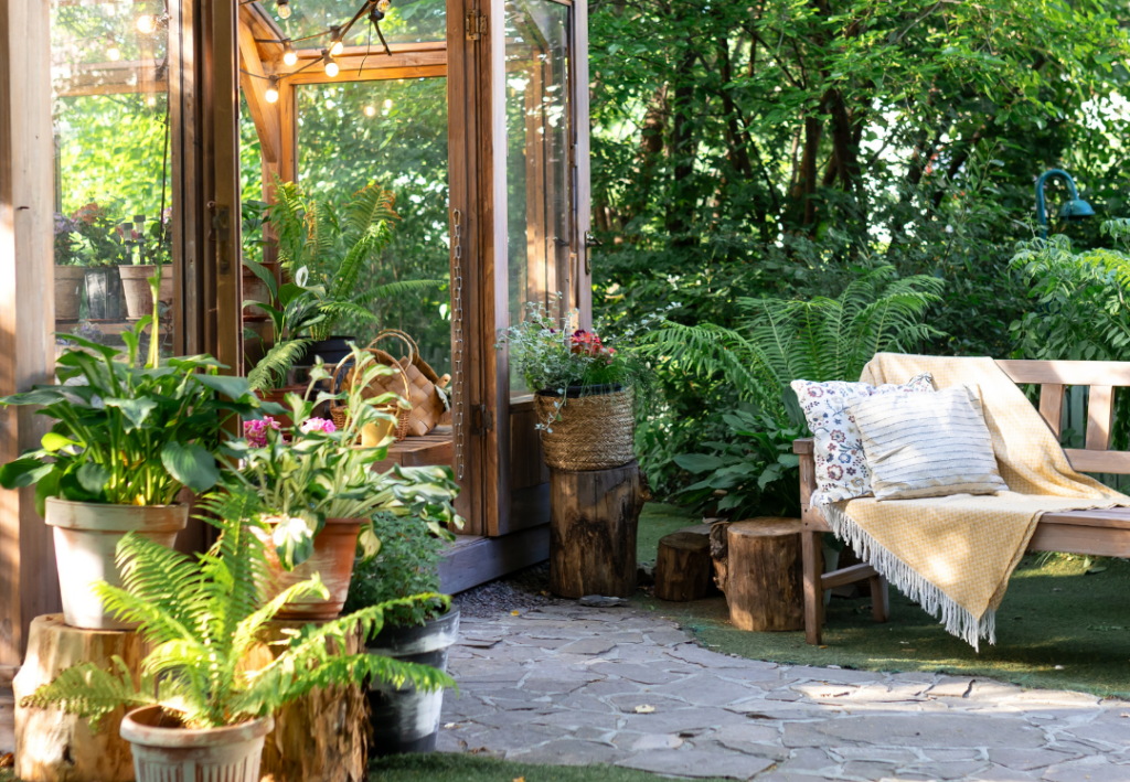 Tuin met groen, bankje en kas