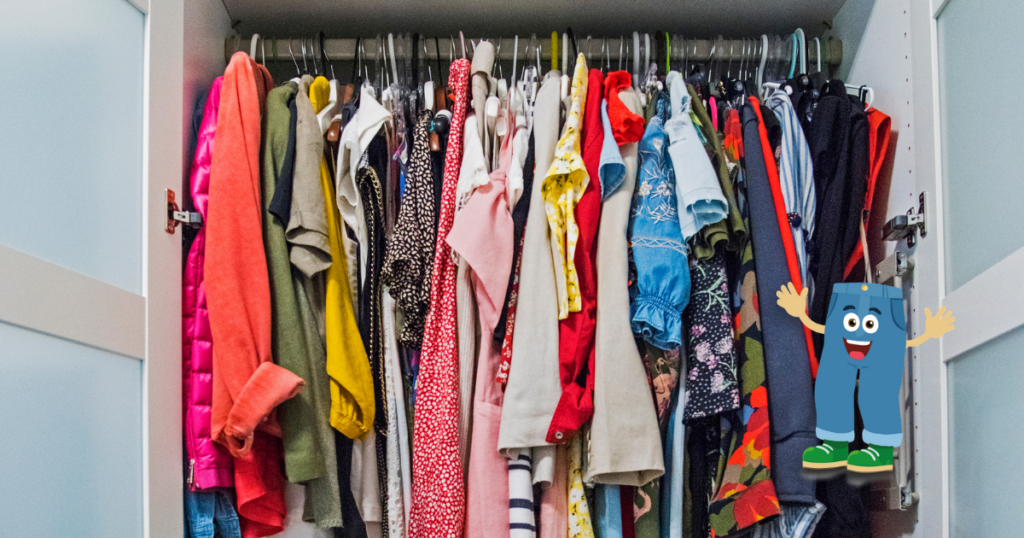 Kast met kleding op een rij