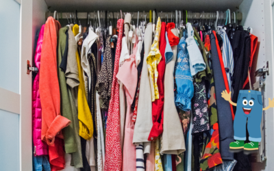 Kast met kleding op een rij