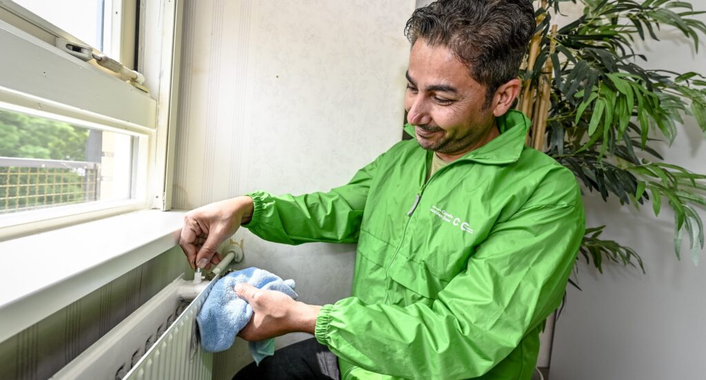 Energiecoach ontlucht de verwarming.