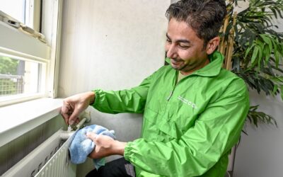 Energiecoach ontlucht de verwarming.