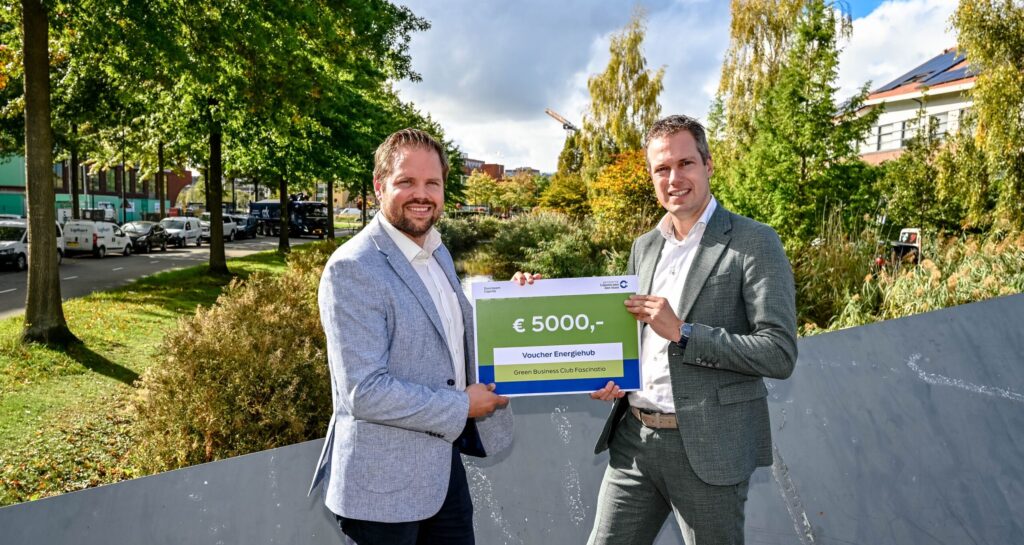Penningmeester Paul van Dorp (links) neemt de cheque van wethouder Duurzaamheid Sjoerd Geissler in ontvangst.
